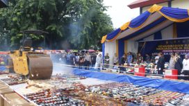 Bea Cukai Batam Musnahkan Barang Ilegal Senilai 16,4 Miliar Rupiah Bea Cukai Batam Musnahkan Barang Ilegal Senilai 16,4 Miliar Rupiah