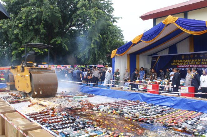 
					Bea Cukai Batam Musnahkan Barang Ilegal Senilai 16,4 Miliar Rupiah