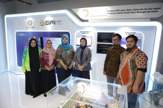 
					Direktur IKM Logam, Mesin, Elektronika, dan Alat Angkut, Dini Hanggandari (tengah) foto
bersama Ketua Umum Starfindo Lukas Dedy Setiyawan (kedua kanan), Head of Invesment
Starfindo Maulana Wiga (kanan), Kapus Pengembangan Pendidikan Vokasi Industri Wulan
Aprilianti Permatasari (ketiga kiri), Ses Badan Standardisasi Kebijakan Jasa Industri Sri
Hastuti Nawangsih (kedua kiri) dan Koordinator Program Startup for Industry Risma
Fattahatin (kiri) dalam kegiatan peresmian booth dan peluncuran rebranding program Start
up For Industry (SFI) di Gedung PIDI 4.0 pada Senin (23/12). SFI akan menjadi sebuah
ekosistem solusi teknologi yang terintegrasi sehingga dapat mengakselerasi transformasi
teknologi di sektor industri, khususnya bagi industri kecil dan menengah (IKM).