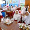 Siswa SD nikmati MBG. (Setkab.go.id)