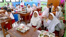 Siswa SD nikmati MBG. (Setkab.go.id)