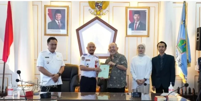 
					Serah terima pemilik lahan kepada Kadishub Kota Malang disaksikan Pj. Wali Kota Malang dan Ketua DPRD Kota Malang. (Ist)