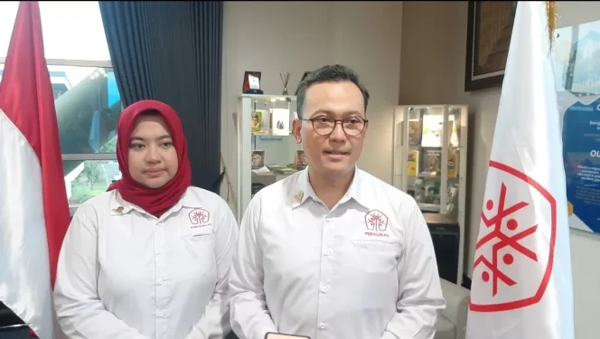 
					Ketua Perhumas BPC Malang Raya yang baru dilantik, Yossi Beta Vinasari dan Boy Kelana Soebroto, Ketua Umum Perhumas. (Shelly/VOJ)