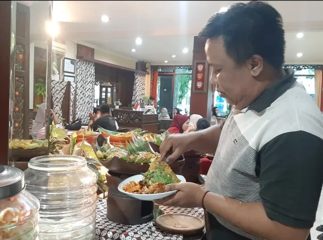 
					Pengunjung menikmati hidangan Nusantara di UB Guest House. (Shelly/VOJ)