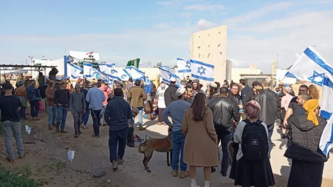 
					Israel Dituding Halangi Bantuan Kemanusiaan ke Gaza Saat Ramadan Israel Dituding Halangi Bantuan Kemanusiaan ke Gaza Saat Ramadan. (Al Jazeera)