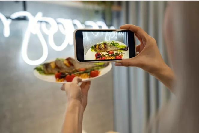 
					Ilustrasi food vlogger. (Freepik)