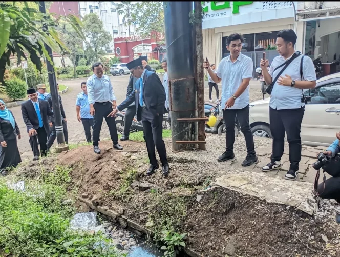 
					Walkot Malang tinjau drainase di Suhat Malang. (Shelly/VOJ)