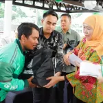 Jelang Lebaran, Gubernur Jatim Bagikan 200 Paket Sembako untuk Warga Surabaya