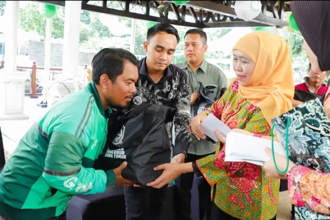 
					Jelang Lebaran, Gubernur Jatim Bagikan 200 Paket Sembako untuk Warga Surabaya