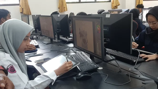 
					Gubernur Jawa Timur beserta Menteri Pariwisata dan Ekonomi Kreatif mengunjungi siswa animasi SMKN 2 Singosari. (Shelly/VOJ)