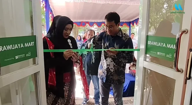 
					Direktur Operasional Brawijaya Multi Usaha, Didik Huswo Utomo, Ph.D., saat memotong pita tanda peresmian operasional Brawijaya Mart 2 di Kampus UB Dieng