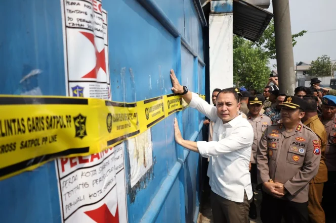 
					Pemkot Surabaya segel gudang CV Sentosa Seal yang tak miliki izin. (Ist)
