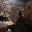 Pengunjung tengah menikmati suasana di Café Bunker. (Shelly/VOJ)