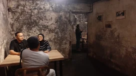 Pengunjung tengah menikmati suasana di Café Bunker. (Shelly/VOJ)