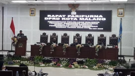 Wali Kota Malang Wahyu Hidayat saat menyampaikan pendapat pada rapat paripurna membahas RPJMD 2025-2029. (Shelly/VOJ)