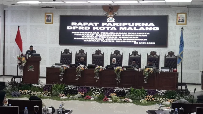 
					Wali Kota Malang Wahyu Hidayat saat menyampaikan pendapat pada rapat paripurna membahas RPJMD 2025-2029. (Shelly/VOJ)