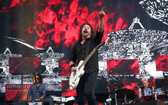 
					Foo Fighters perform di London Stadium. (Getty Image)