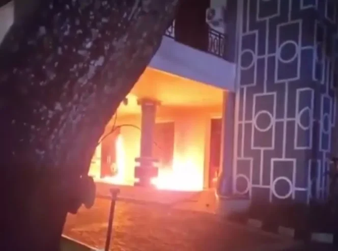 
					Massa bakar gedung DPRD Kota Malang saat demo UU TNI berlangsung.