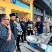 Caption foto: Ketua Komisi A DPRD Jatim, Dedi Irwansa, S.Pd beserta anggota Komisi A lainnya saat meninjau anjungan air siap minum di Kajoetangan Heritage, Selasa (3/6/25) didampingi Wakil Walikota Malang Ali Muthohirin dan Direktur Utama Perumda Tugu Tirta, Priyo Sudibyo, SE, S.Sos, MM.