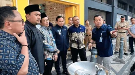 Caption foto: Ketua Komisi A DPRD Jatim, Dedi Irwansa, S.Pd beserta anggota Komisi A lainnya saat meninjau anjungan air siap minum di Kajoetangan Heritage, Selasa (3/6/25) didampingi Wakil Walikota Malang Ali Muthohirin dan Direktur Utama Perumda Tugu Tirta, Priyo Sudibyo, SE, S.Sos, MM.