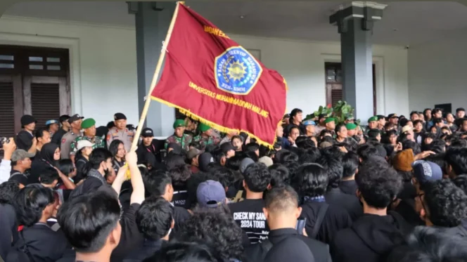 
					BEM Nusantara Jatim Tolak Tambang di Raja Ampat: Warisan Bangsa Bukan Ladang Investasi