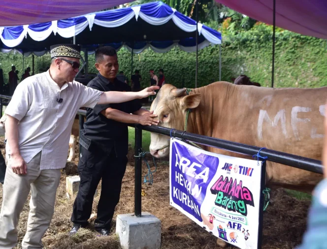
					Sebelum dikurbankan, M. Feriadi Soeprapto melakukan pengecekan hewan kurban secara langsung di Yatuna. (Ist)