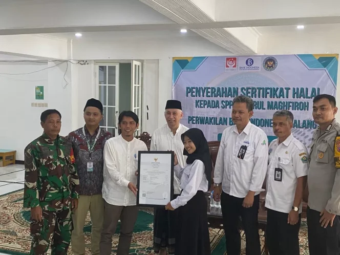 
					SPPG Ponpes Bahrul Maghfiroh Terima Sertifikat Halal