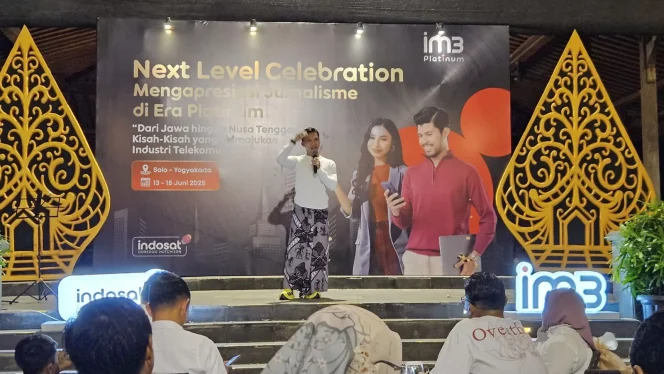 
					Sigit Herprabowo SVP-Head of Region East Java Indosat Ooredoo Hutchison saat menyampaikan ulasan lengkap kinerja region yang dipimpinnya di hadapan awak media pada acara Awarding Night Kompetisi Jurnalistik IM3 Platinum bertajuk “Dari Jawa hingga Nusa Tenggara: Kisah-kisah yang Memajukan Industri Telekomunikasi” di Yogyakarta (14/06/2025).
