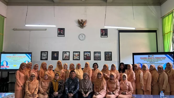 
					FEB UB Kenalkan Trading Saham ke Dharma Wanita SMAN 5 Surabaya, Dorong Perempuan Jadi Investor Cerdas