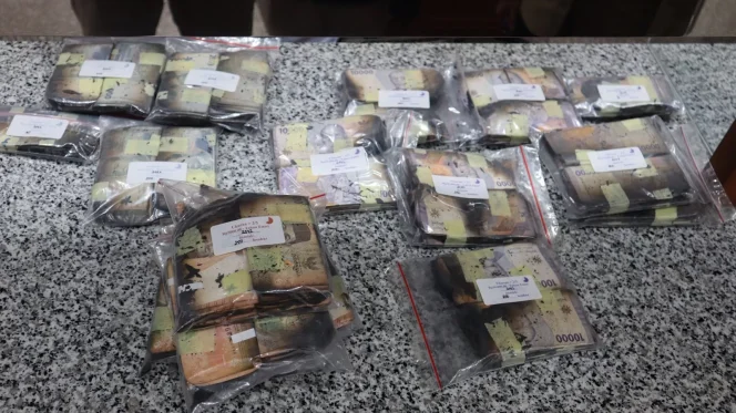 
					Uang Rupiah terbakar. (Ist)