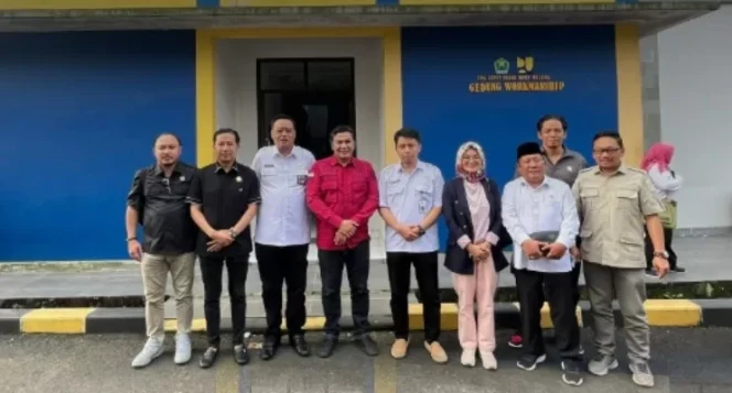 
					Komisi C DPRD Kota Malang bersama jajaran DLH dan perwakilan warga usai rapat koordinasi bahas solusi untuk warga terdampak TPA Supiturang. (Ist)