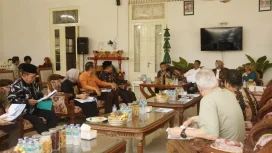 Forum diskusi bertajuk “Kemitraan Multisektoral Berbasis Interactive Governance dalam Pencegahan Pernikahan Dini” yang berlangsung di serambi belakang Pringgitan, rumah dinas Bupati Sugiri Sancoko. Foto : Kominfo Ponorogo