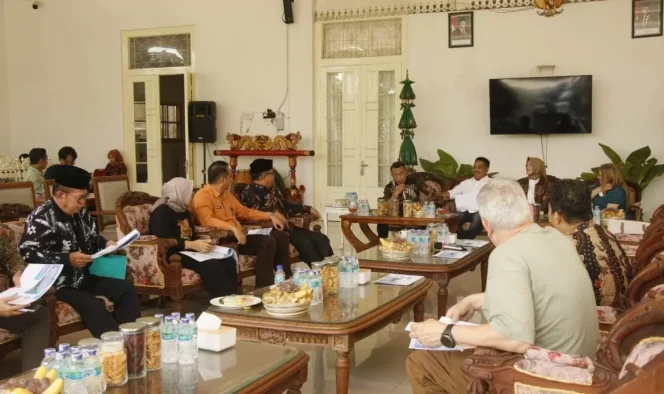 
					Forum diskusi bertajuk “Kemitraan Multisektoral Berbasis Interactive Governance dalam Pencegahan Pernikahan Dini” yang berlangsung di serambi belakang Pringgitan, rumah dinas Bupati Sugiri Sancoko. Foto : Kominfo Ponorogo