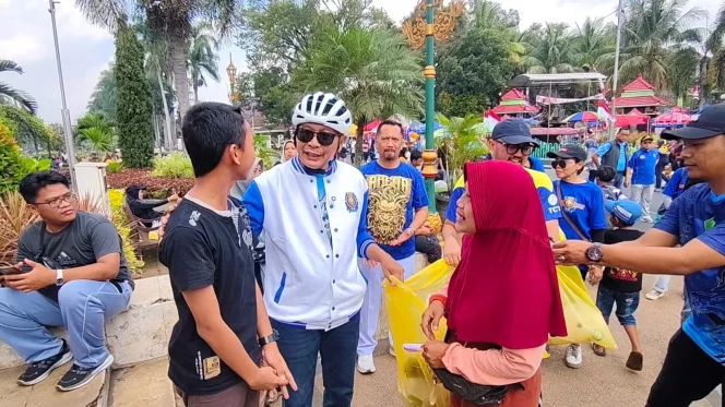 
					Aremania Utas dan Wali Kota Malang Kompak Aksi Bersih-Bersih CFD, Lanjut Memandikan Patung Singa Jelang HUT Arema