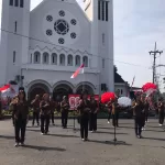 Gereja Katedral Ijen Peringati HUT ke-80 RI dengan Pelepasan 80 Balon dan Bakti Sosial