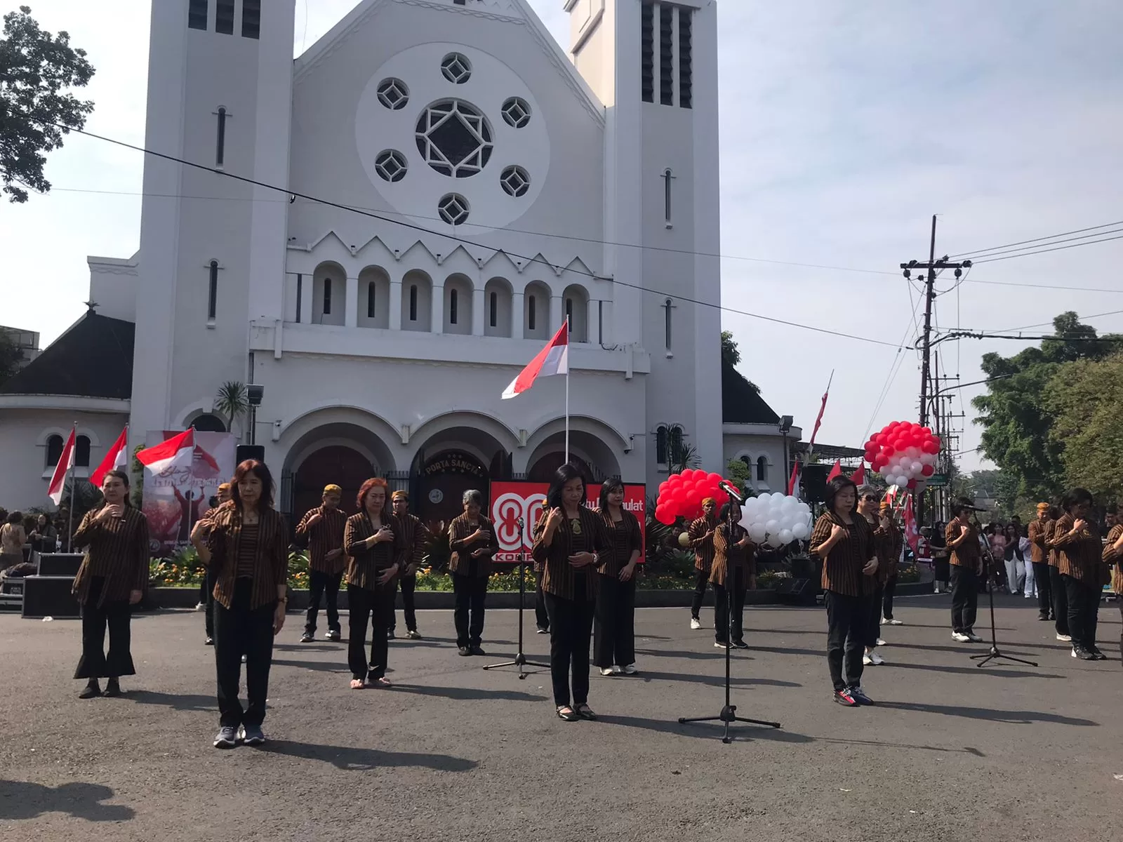Gereja Katedral Ijen Peringati HUT ke-80 RI dengan Pelepasan 80 Balon dan Bakti Sosial