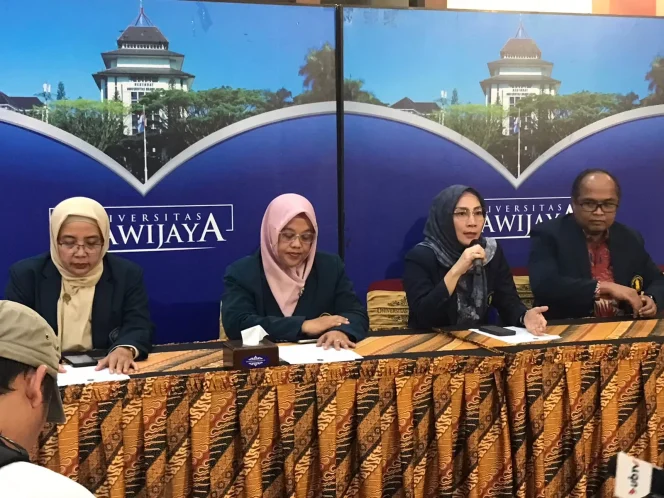 
					UB Kukuhkan Empat Profesor Baru, Hadirkan Inovasi dari Kesehatan hingga Hukum Pidana Anak
