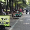 Deretan penjual minuman dan makanan keliling di Jalan Veteran Kota Malang. (Shelly/VOJ)