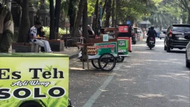 Deretan penjual minuman dan makanan keliling di Jalan Veteran Kota Malang. (Shelly/VOJ)