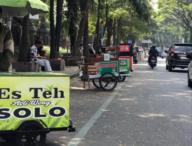 
					Deretan penjual minuman dan makanan keliling di Jalan Veteran Kota Malang. (Shelly/VOJ)