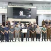 Wali Kota Malang Wahyu Hidayat dan Ketua DPRD Kota Malang Amithya Ratnanggani Sirraduhita foto bersama peserta rapat paripurna usai penandatanganan berita acara pengesahan. (Ist)