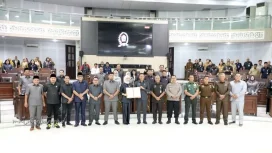 Wali Kota Malang Wahyu Hidayat dan Ketua DPRD Kota Malang Amithya Ratnanggani Sirraduhita foto bersama peserta rapat paripurna usai penandatanganan berita acara pengesahan. (Ist)
