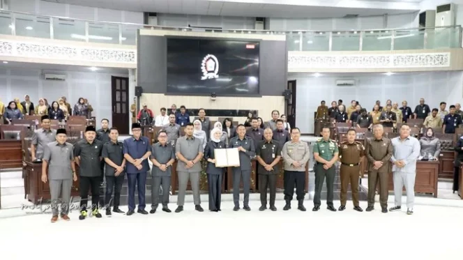 
					Wali Kota Malang Wahyu Hidayat dan Ketua DPRD Kota Malang Amithya Ratnanggani Sirraduhita foto bersama peserta rapat paripurna usai penandatanganan berita acara pengesahan. (Ist)