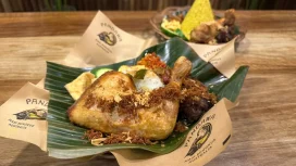 Salah satu menu nusantara yang di sajikan di Pandawa Nasi Bungkus