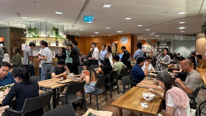 
					Di jantung hiruk pikuk Sydney CBD, tepat di 220 Pitt Street, berdiri sebuah ruang yang membuat siapa pun seolah pulang: Restoran Pandawa. Begitu melangkah masuk, aroma rempah Nusantara menyambut hangat, seakan menggamit kenangan tentang tanah air yang jauh di mata, tapi dekat di rasa.