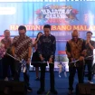 Jatim 2 Area Department Head FIFGROUP, Hariendro Apriadi (tengah), didampingi oleh Amitra Marketing Head, Muhamat Kusaini (tengah kanan) dan Spektra Marketing Head, Ryan Ramadhana, secara simbolis membuka acara Hajatan Cabang Malang dengan pemotongan pita.