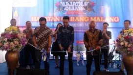Jatim 2 Area Department Head FIFGROUP, Hariendro Apriadi (tengah), didampingi oleh Amitra Marketing Head, Muhamat Kusaini (tengah kanan) dan Spektra Marketing Head, Ryan Ramadhana, secara simbolis membuka acara Hajatan Cabang Malang dengan pemotongan pita.