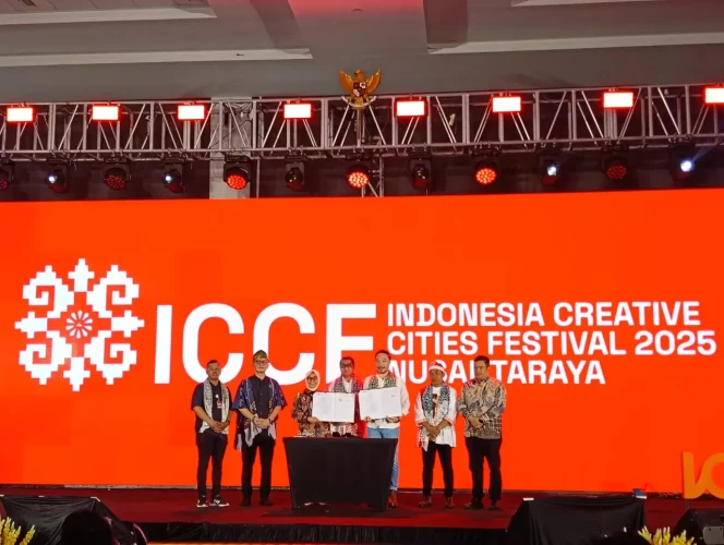 
					Di hadapan para pelaku industri, akademisi, dan pemangku kepentingan, dilakukan penandatanganan kerja sama antara Kementerian Ekonomi Kreatif dan Kawasan Ekonomi Khusus (KEK) Singhasari.