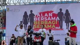 Dalam semangat Hari Pahlawan yang berpadu dengan perayaan ulang tahun ke-8, Whiz Prime Hotel Basuki Rahmat Malang menggelar Jalan Sehat untuk Amal di Stadion Gajayana, Minggu pagi (9/11).