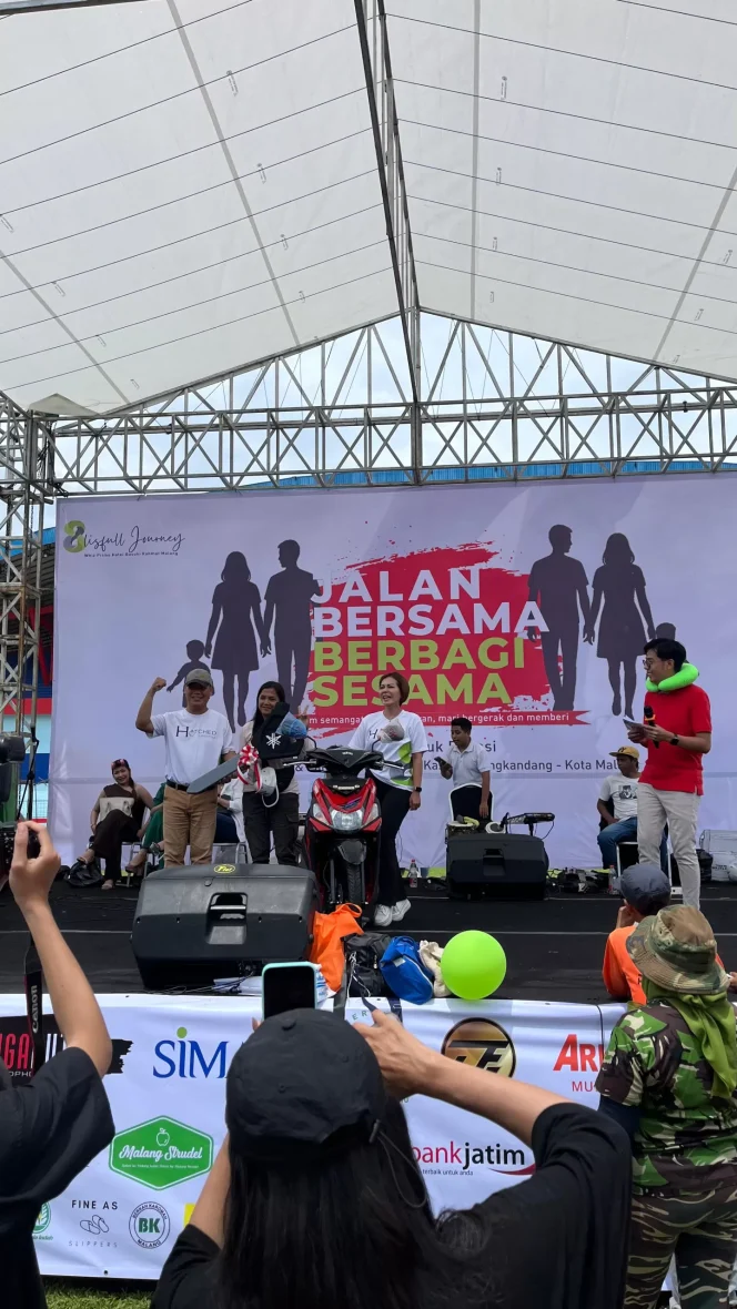
					Dalam semangat Hari Pahlawan yang berpadu dengan perayaan ulang tahun ke-8, Whiz Prime Hotel Basuki Rahmat Malang menggelar Jalan Sehat untuk Amal di Stadion Gajayana, Minggu pagi (9/11).